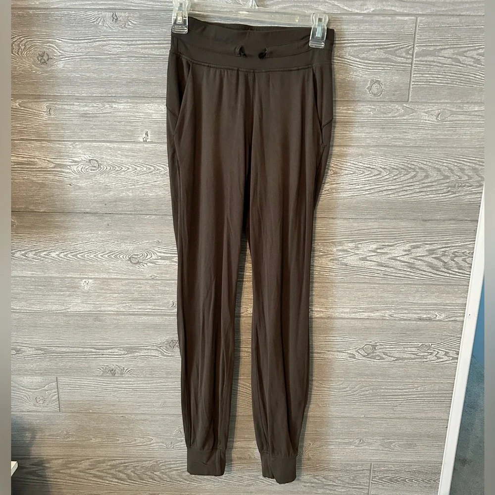 Lululemon olive green joggers size 2